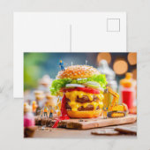 ミニチュアの作業員がショベルカーでチーズバーガーを建設 シーズンポストカード (正面/裏面)