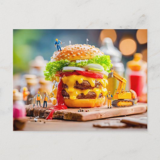 ミニチュアの作業員がショベルカーでチーズバーガーを建設 シーズンポストカード (正面)