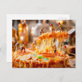 ミニチュアの労働者が溶けるチーズのピザをカット シーズンポストカード (正面/裏面)