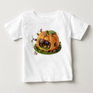 ミニチュアの猿がいる幻想的な3Dカボチャの家 ベビーTシャツ