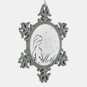 ミニチュアピンクのハートを持つ妊娠した妊婦 スノーフレークピューターオーナメント (左)