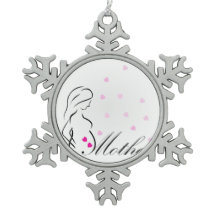 ミニチュアピンクのハートを持つ妊娠した妊婦