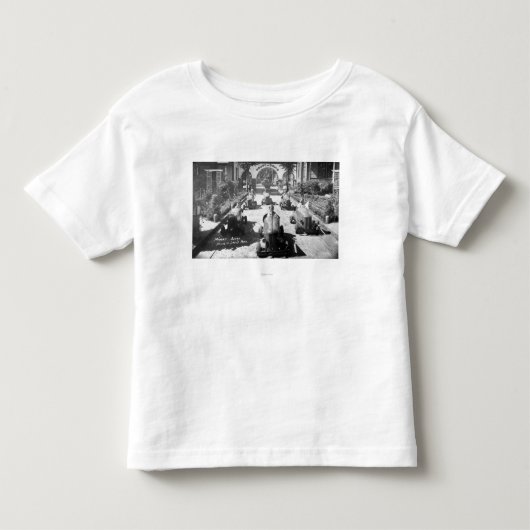 ミニチュア車で競争している子供 トドラーTシャツ (正面)