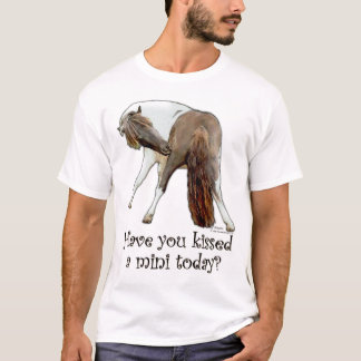 ミニチュア馬に今日接吻しましたか。 Tシャツ