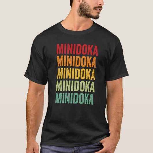 ミニドカカントリーアイダホレインボー文字 Tシャツ (正面)