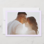 ミニマはっきりしたリストタイポグラフィ薄紫ラベ結婚ンダー 招待状 (裏面)