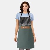 ミニマエレガントモダンリストグリーンヘアスタジオ エプロン (着用した状態)