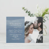 ミニマエレガントリストのダスティ・ブルー結婚フォト 招待状 (スタンド正面)