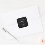 ミニマエレガントリスト・ブラック・スプレッド結婚ラブ スクエアシール<br><div class="desc">各情報を置き換えて簡単にパーソナライズする。カートに追加する前にプレビューを確認する。このページのコレクションリンクを表示して、このデザイン内の一致するすべてのアイテムを表示する。</div>