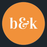 ミニマシンプルリストモノグラムイニシャルオレンジ結婚ズ ラウンドシール<br><div class="desc">モダン,ミニマミニマルリスト,シンプルオレンジトーンの色で大きな文字とはっきりしたのデザイン:サニーオレンジ(色,フォント, 文字,サイズ変更が可能).日付と新郎新婦モノグラム(イニシャル)。結婚式招待状封筒のシール若いカップルに最適な秋/秋結婚の。</div>