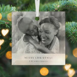ミニマシンプルリストChirstmas白黒フォト ガラスオーナメント<br><div class="desc">クラシックスタイリッシュタイポグラフィ「Merry Christmas」をブラックで飾ったフォトホリデーのクリスマスの木のオーナメントを白い背景にシンプル飾る。写真、休日の挨拶や名前は簡単に個人のカスタマイズtouchのために行うことができる。このシンプルホリデーシーズンに出るコンテンポラリーデザイン、ミニマル、クリスマス！表示される画像は、イラストレーション目的で自分の写真に置き換えられる。プレースホルダー画像は、モノクロのモノクロのモノクロのモノクロのクラシックでマザーとドーターショットの画像である。</div>