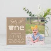 ミニマシンプルリモダンムの小さなクマの最初の誕生日 招待状 (スタンド正面)