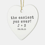 ミニマパーソナライズされたリストタイポグラフィ婚約した セラミックオーナメント (左)