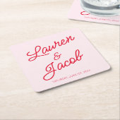 ミニマモダンミニマルリストのピンクと赤結婚の スクエアペーパーコースター (アングル)