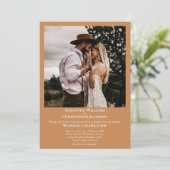 ミニマモダンリストのゴールデン結婚タン写真 招待状 (スタンド正面)