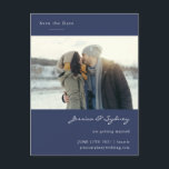 ミニマモダンリストのネイビーブルー写真日付を保存 ポストカード<br><div class="desc">この写真で特別な日エレガントを発表する日付はがきを保存するネイビーブルーの背景と写真の宇宙とモダンクリーンなデザインを取り上げお気に入りのる。お客様の名前、日付、場所結婚、Webサイトでパーソナライズし保て、お客様の情報と興奮を伝える。時代を超越した洗練されたスタイルを愛するカップルに最適な、このハガキはあなたのトーンを設定する美しい結婚方法である。家族や友達とスタイリッシュあなたの大きなニュースを共有するための便利でオプション！</div>