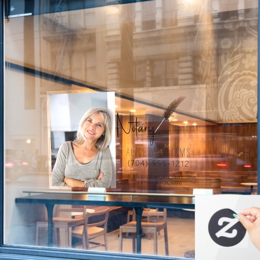 ミニマモダンリストのブラウンと白の公証人写真 ウィンドウサイン (カフェ窓)