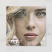 ミニマモダンリストのヘアメイクアップアーティスト写真 スクエア名刺 (正面)