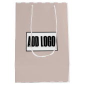 ミニマモダンリストのベージュストライプズのビジネスロゴ ミディアムペーパーバッグ (裏面)