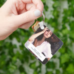 ミニマモダンリストの愛婚約したの写真 キーホルダー<br><div class="desc">ミニマモダンリとメリー結婚したシンプル婚約写真の結婚かキーチェーン。自分のクリスマスホリデーパーソナライズされたオーナメントを作成し結婚て、前後に自分の写真を追加し、イニシャルと自分のモノグラムを作る書こと、日付、年と愛のメッセージ。白黒スタイリッシュのタイポグラフィはっきりしたタイプライターのテンプレート動揺して。新与え婚、夫、妻のための美しいクリスマスの記念の品。四角形、ハート、円、四角形で使用可能、最小順序なし。</div>