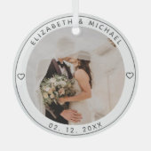ミニマモダンリストの新婚カップルの結婚写真 ガラスオーナメント (正面)