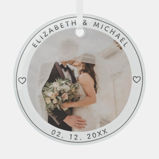 ミニマモダンリストの新婚カップルの結婚写真 ガラスオーナメント (正面)