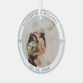 ミニマモダンリストの新婚カップルの結婚写真 ガラスオーナメント (正面左)