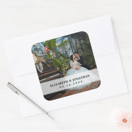 ミニマモダンリストの花嫁と花婿の写真結婚 スクエアシール (封筒)