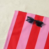 ミニマモダンリストピンクレッドストライプのモノグラム ビーチタオル (インサイチュ)