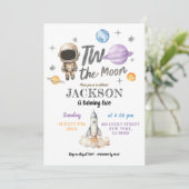ミニマモダンリストボーイプラネットツーザムーン誕生日 招待状 (スタンド正面)