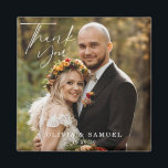 ミニマモダンリスト写真結婚のThank You Magnet マグネット<br><div class="desc">秋結婚の感謝していはミニマモダンリストの新郎新婦が登場し、背景にはカラフルの葉が咲く。美しい手書き感謝していの文字。磁石は夫婦の名前と日付を結婚含む。結婚素晴らしは特別な日を心の底から愛しシンプルている。</div>