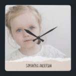 ミニマモダンリスト写真&パーソナル文字ピンク スクエア壁時計<br><div class="desc">ミニマモダンリスト写真&パーソナル文字ピンク</div>