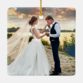 ミニマモダンリスト初めてのクリスマス写真結婚の セラミックオーナメント (裏面)