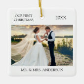 ミニマモダンリスト初めてのクリスマス写真結婚の セラミックオーナメント (正面)