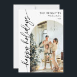 ミニマモダンリスト年のレビューArch写真 シーズンカード<br><div class="desc">ホリ祝ティーカード「Happy Holidays Year In Review」付きモダンシーズン。このスタイリッシュデザインは、あなたの家族の写真コンテンポラリーをハイライトしお気に入りの、あなたの年の思い出に残る瞬間の心のこもった要約を持つクリーンでレイアウトを備えている。タイポグラフィモダンと美お洒落味は見た目を作りエレガント、過去年間の家族の旅のハイライトを示すのに最適。友人や家族とつながるのに最適な、このカードはフェスティバル応援と個人的な反射を組み合わせ、あなたの休日の精神と大切な思い出を共有する素晴らしい方法を作る。</div>