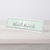 ミニマモダンリスト淡緑色の名前モノグラム デスクネームプレート (正面)