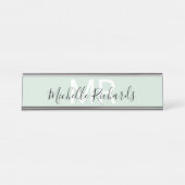 ミニマモダンリスト淡緑色の名前モノグラム デスクネームプレート (正面)