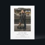 ミニマモダンリスト白黒シンプルフォト結婚ズ セーブザデート<br><div class="desc">保シンプルはスタイリッシュ、このクリーンで日付カードを保存。鮮明な白い宇宙とセリフと手書きのフォントを組み合わせた中央の縦型の写真を使用しエレガントて、このデザインは、控えめな発表を望むカップルにモダン最適である。都市の結婚式、駆け落ち、儀式に最適コンテンポラリーなミニマリストのレイアウトは、イメージと不可欠なお気に入りの詳細が注目を集める。名前、日付、およびWebサイトを完全に編結婚集できる</div>