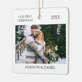 ミニマモダンリスト私たちの初めてのクリスマス写真 セラミックオーナメント (左)