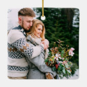 ミニマモダンリスト私たちの初めてのクリスマス写真 セラミックオーナメント (裏面)