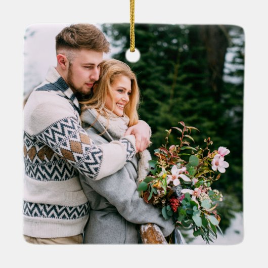 ミニマモダンリスト私たちの初めてのクリスマス写真 セラミックオーナメント (裏面)