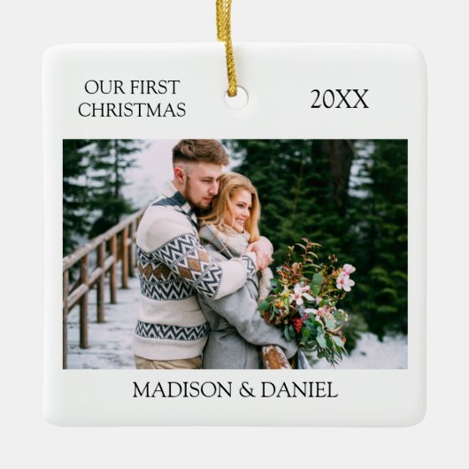 ミニマモダンリスト私たちの初めてのクリスマス写真 セラミックオーナメント (正面)