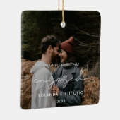 ミニマモダンリスト私たちの初めてのクリスマス婚約した セラミックオーナメント (右)