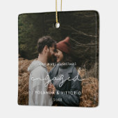 ミニマモダンリスト私たちの初めてのクリスマス婚約した セラミックオーナメント (左)