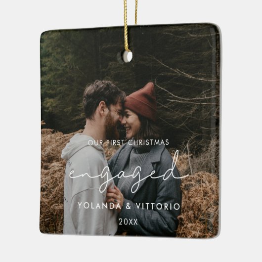 ミニマモダンリスト私たちの初めてのクリスマス婚約した セラミックオーナメント (左)