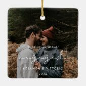 ミニマモダンリスト私たちの初めてのクリスマス婚約した セラミックオーナメント (裏面)