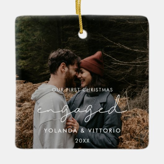 ミニマモダンリスト私たちの初めてのクリスマス婚約した セラミックオーナメント (正面)