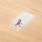 ミニマモダンルはっきりしたイニシャル写真結婚の アクリル招待状 (レイダウン)