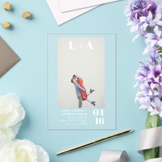 ミニマモダンルはっきりしたイニシャル写真結婚の アクリル招待状 (インサイチュ (ウェディング))