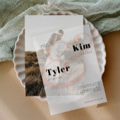 ミニマモダンルはっきりしたタイポグラフィ結婚のオーバーレイ ベラム紙招待状